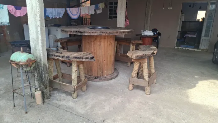 Mesa com cadeiras rústica