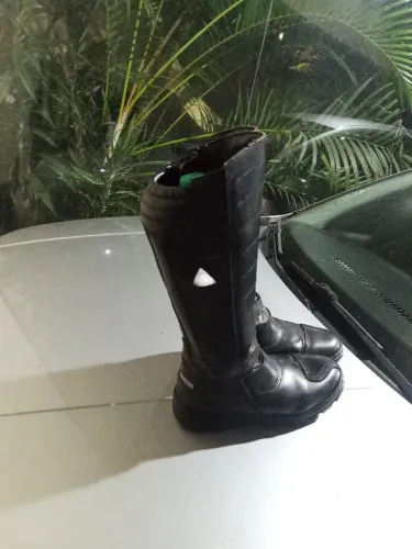 Vendo botas de couro tenho nova para motociclista 