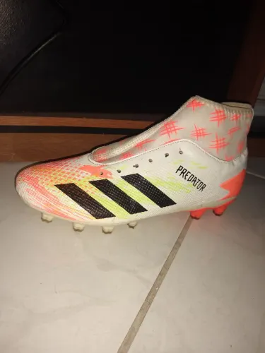 chuteira de campo ADIDAS, usada apenas 1 vez!