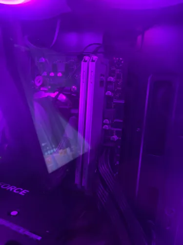 1x memoria ram 8GB 3200hz (so quero vender)