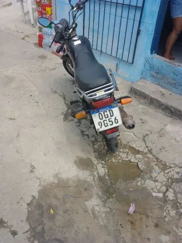moto Suzuki 120 preta só a estética 