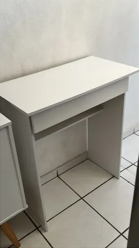 Escrivaninha com gaveta 