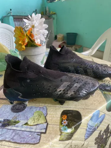Chuteira predator com trava mista