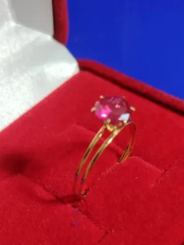 Anel Solitário Vermelho Zircônia 5 mm Ouro 18 Kilates 1.10 Grmaas