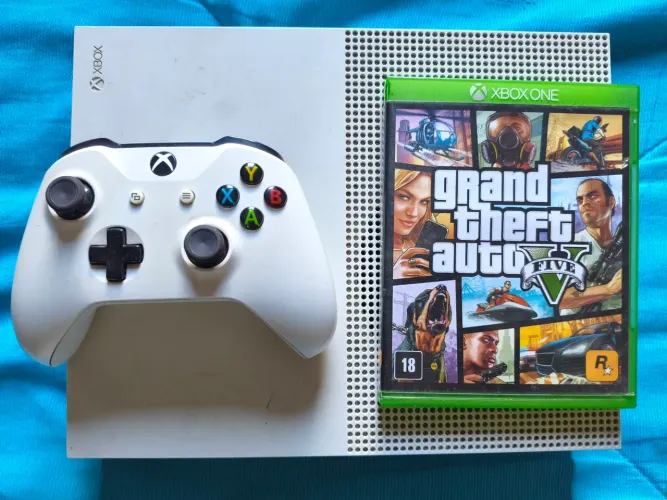 Xbox One S 500 GB e GTA V mídia física e um controle