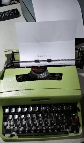 Maquina de Escrever Olivetti Lettera 32