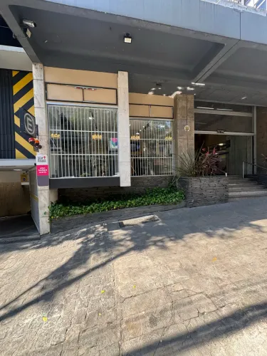 Vaga para manicure e Cabelereira