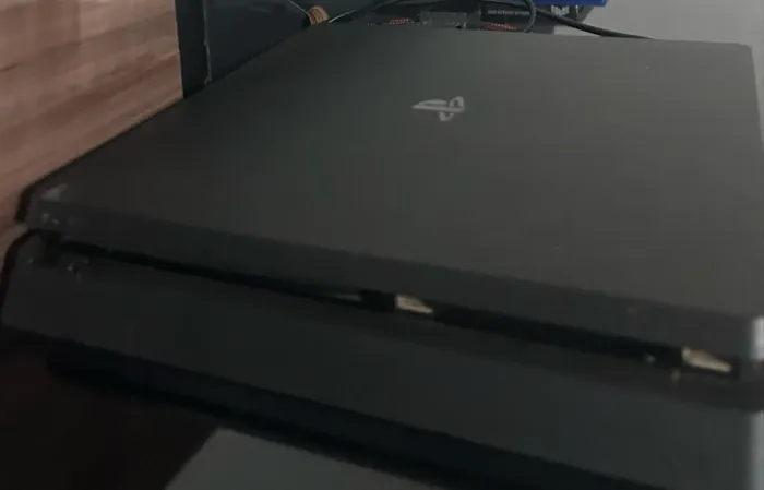 Ps4, Dois Controles, e 4 jogos.