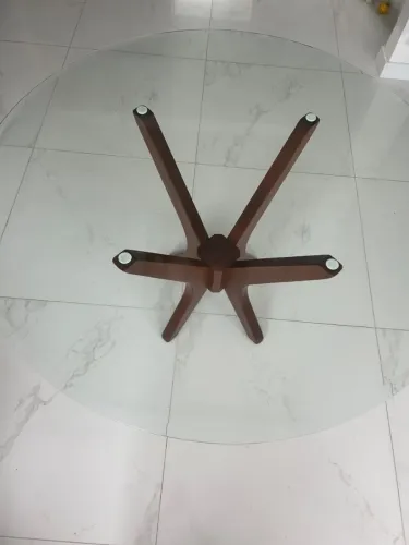 Mesa de vidro e madeira