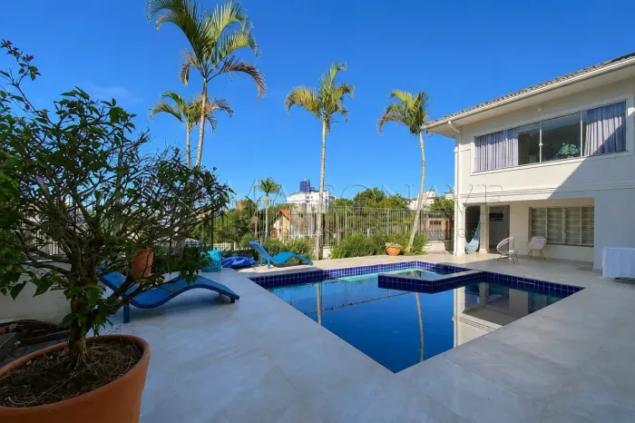 Casa com Vista Mar Permanente, Piscina e 5 Dormitórios em Coqueiros