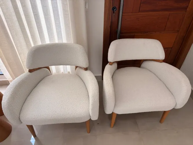 Vende-se poltronas com tecido brulee off white