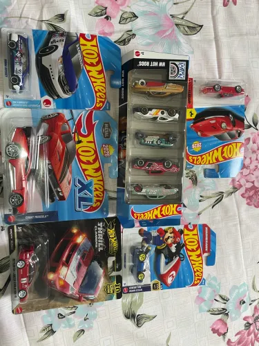 Lote Hot Wheels com FERRARI XL e Premium