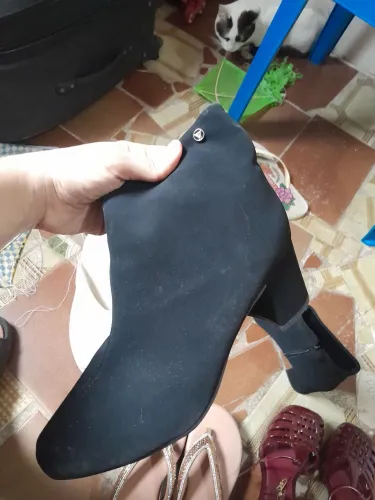 Lote de sapatos e duas botas