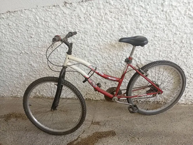 Bicicleta aro 26, tá andando e apenas o freio de trás