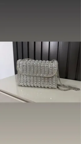 Bolsa Prata com Strass. Ideal para festas. Sem uso.Medidas 20 x 13,5 cm 
