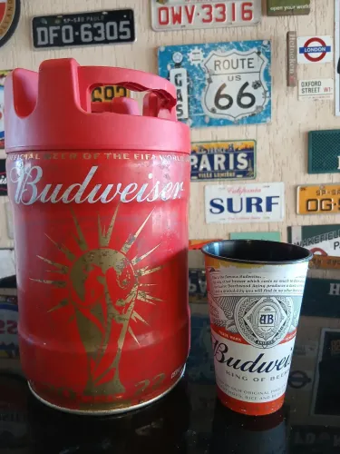 Barril de chop Budweiser + copo da marca 