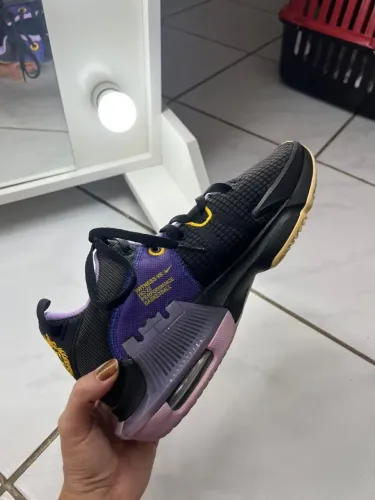 Nike LeBron Witness 7