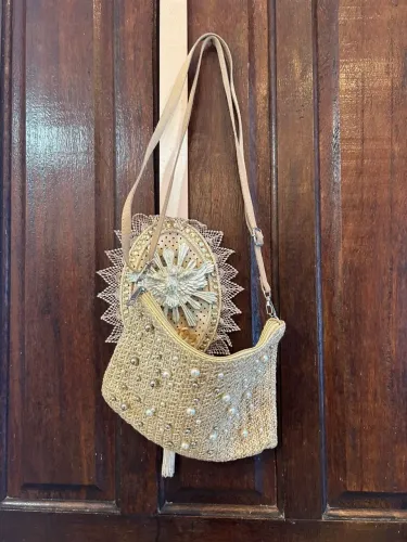bolsa transversal em palha com pérolas  ótimo estado