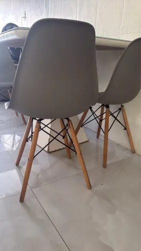 Mesa e cadeiras