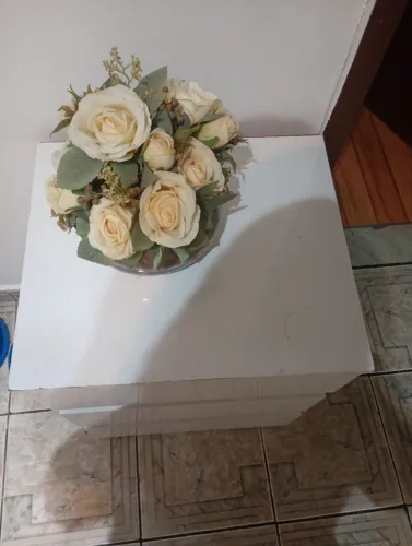 Vaso com flor artificial