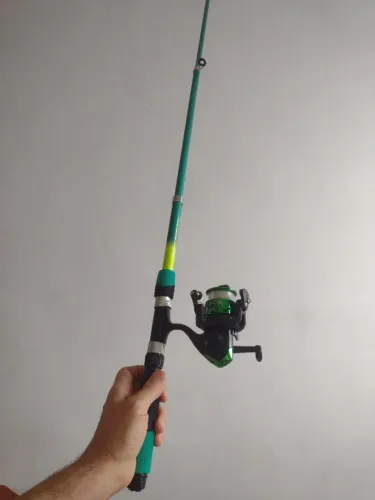 Vara pesca sem uso com molinete e linha no centro de São Gonçalo 