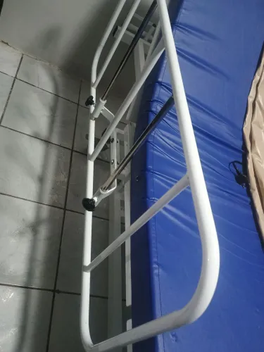 Vende-se cama hospital com colchão, colchão de bolhas e cadeira de banho. Preço negóciavel