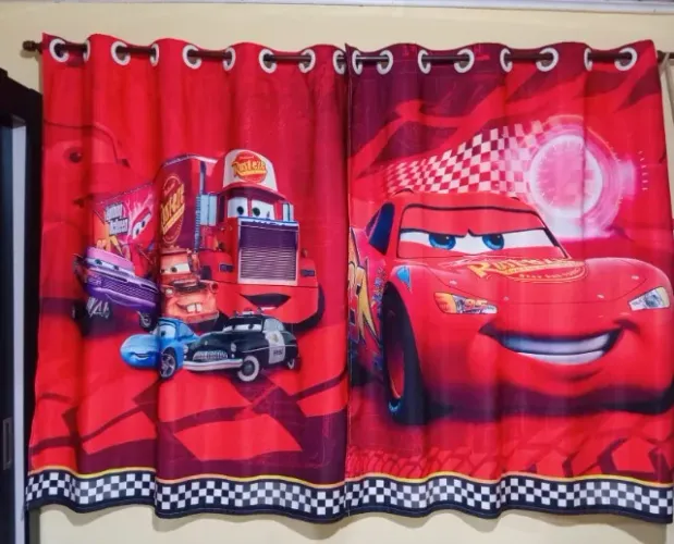 Cortina para quarto infantil Carros Pixar 3D + Pelúcia McQueen para varão ( Brinde)