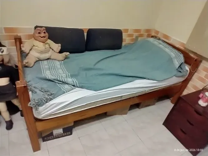 Cama solteiro em madeira