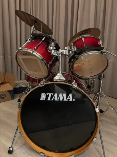 Bateria TAMA Superstar com jogo de pratos Sabian