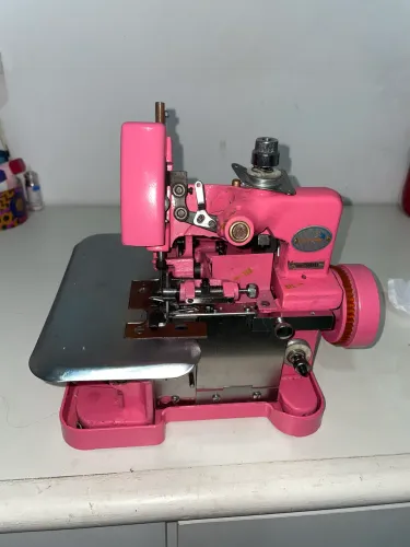 Máquina de costura Overlock