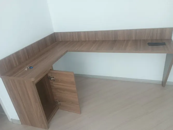 Vende-se uma escrivaninha semi nova para desocupar o lugar de canto