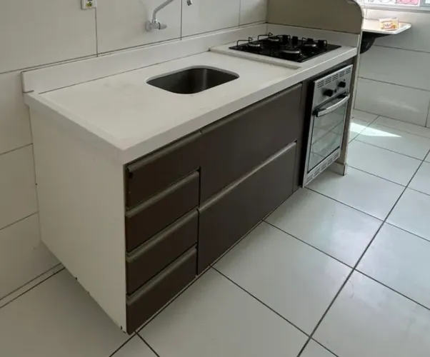 Pia de cozinha com forno elétrico e gabinete tudo junto
