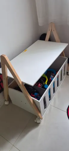 Mesa + organizador de brinquedos