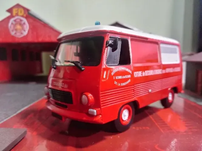 MINIATURA 1980 PEUGEOT J7 VSAB FRANÇA - ESCALA 1/43  FABRICANTE DELPRADO.