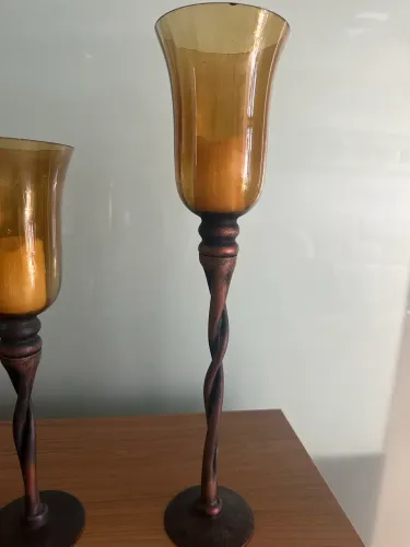 3 castiçais (pequeno, medio e grande) de vidro âmbar, com base e haste escura