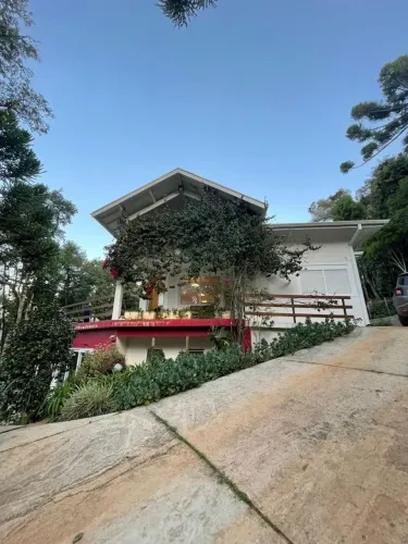 Casa de alto padrão em rua tranquila