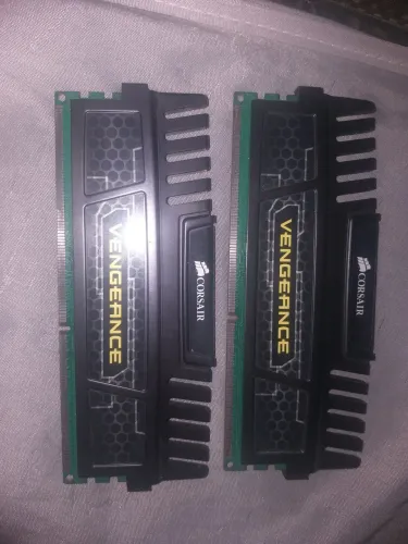 Kit Memória Corsair Vengeance DDR3 (2GB)