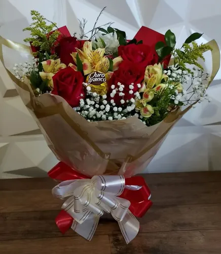 Buque de 4 rosas mais 2 bombons