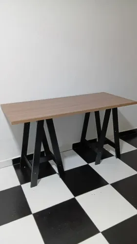 Escrivaninha / Mesa Cavalete MDF Amadeirada (1,35m x 0,60m) - Ideal para Home Office