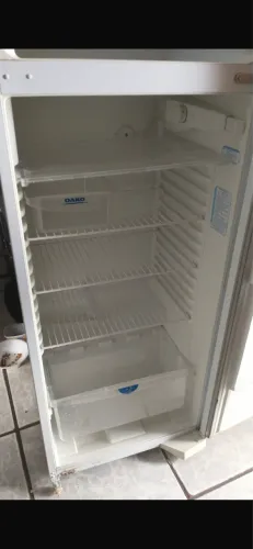 GELADEIRA DAKO PERFEITA COM PARTE DE FREEZER