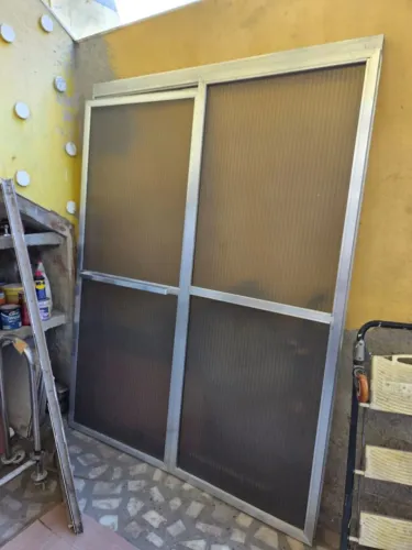 Porta de box moldura em alumínio 2,07 altura x 1,53 largura