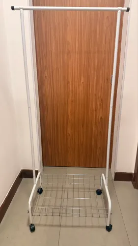 Arara de Roupas Branca com Cesto e Rodinhas