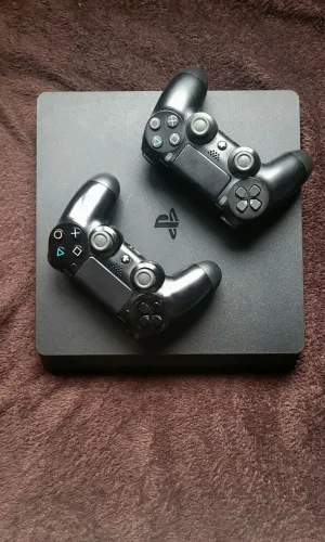 NEGOCIAVEL: PS4 slim + 2 controles originais + 2 jogos originais 