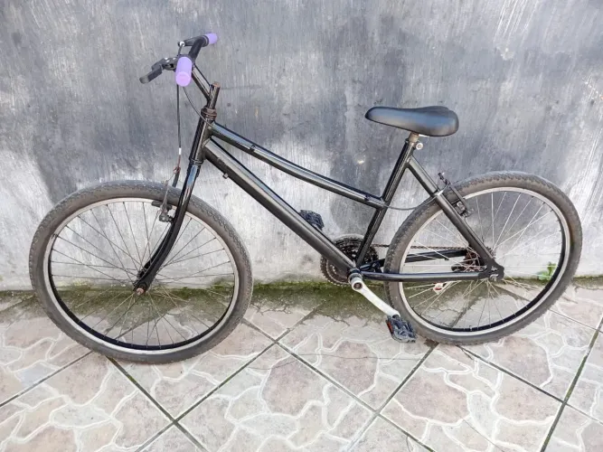 Vendo bicicleta quadro de alumínio aro 26 boa só anda por 230 reais. 