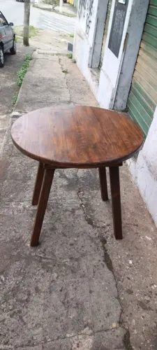 Mesa redonda de madeira de pinus