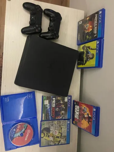 Play 4 slim 500 gb, 2 controles e 6 jogos.