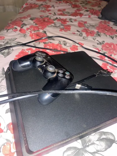 PlayStation 4 com controle danificado