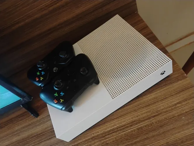Xbox one s 1TB, funcionando perfeitamente com jogos inclusos