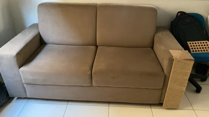 Sofá seminovo com avaria