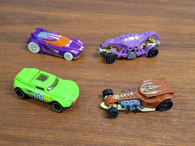 Lote com 24 Carrinhos Hot Wheels